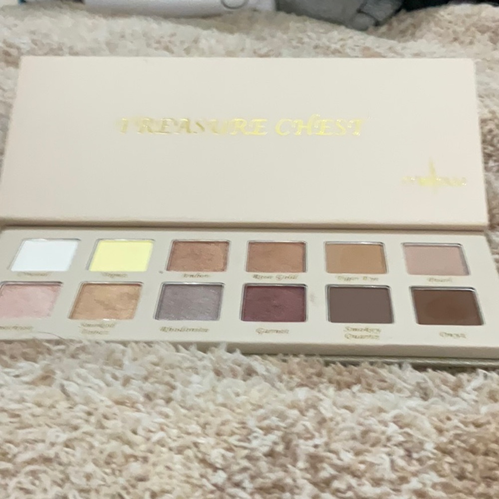 Mellow cosmetics 12 pan eyeshadow in Treasure Chest.